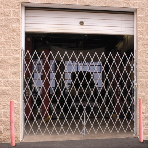 Barri&egrave;res de s&eacute;curit&eacute; galvanis&eacute;es repliables, Repliable simple fixe, 10' lo x 7' 6'' h d&eacute;ploy&eacute; Ontario Packaging
