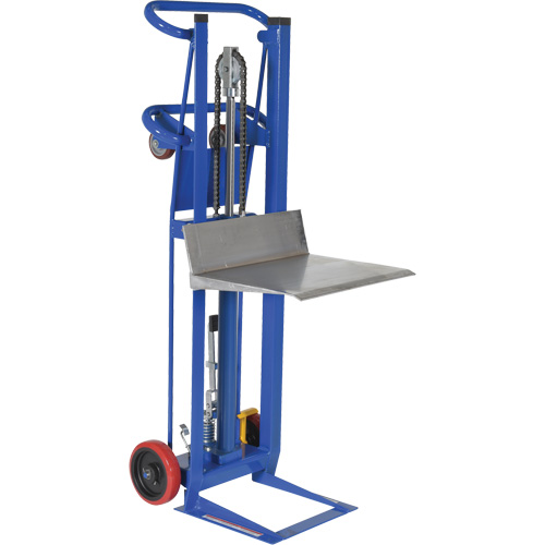 Gerbeur &agrave; plateforme hydraulique, M&eacute;canisme Pompe au pied, Capacit&eacute; de 750 lb, Levage max de 52" Ontario Packaging