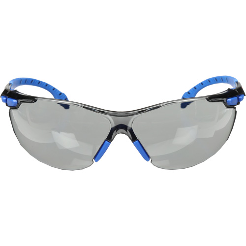 Lunettes de s&eacute;curit&eacute; Solus avec lentilles Scotchgard, Lentille Grise/fum&eacute;e, Antibu&eacute;e, R&eacute;pond ou surpasse la norme CSA Z94.3 Ontario Packaging