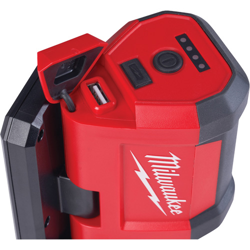 Projecteur &agrave; faisceau large pour entretien et r&eacute;paration avec chargeur USB M12 Rover, DEL, 700 lumens Ontario Packaging