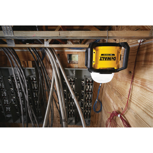 Baladeuse polyvalent sans fil Tool Connect 20V Max, DEL, 5000 lumens, Boîtier en Plastique Ontario Packaging