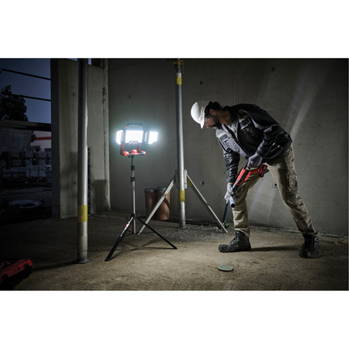 Lampe de travail &agrave; DEL professionnelle &agrave; panneaux pliants lumens sans fil 18V sur tr&eacute;pied, DEL, 3600 lumens Ontario Packaging