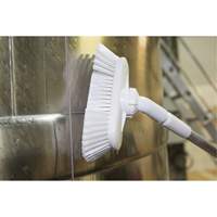 Brosse de lavage aliment&eacute;e en eau et &agrave; angle r&eacute;glable, Soies Doux, Longueur de 9-1/4", Vert Ontario Packaging