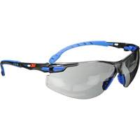 Lunettes de s&eacute;curit&eacute; Solus avec lentilles Scotchgard, Lentille Grise/fum&eacute;e, Antibu&eacute;e, R&eacute;pond ou surpasse la norme CSA Z94.3 Ontario Packaging