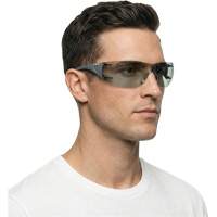 Lunettes de s&eacute;curit&eacute; Adapt Lite, Lentille Int&eacute;rieur/ext&eacute;rieur, Antibu&eacute;e/Anti-&eacute;gratignures, ANSI Z87+/R&eacute;pond ou surpasse la norme CSA Z94.3 Ontario Packaging
